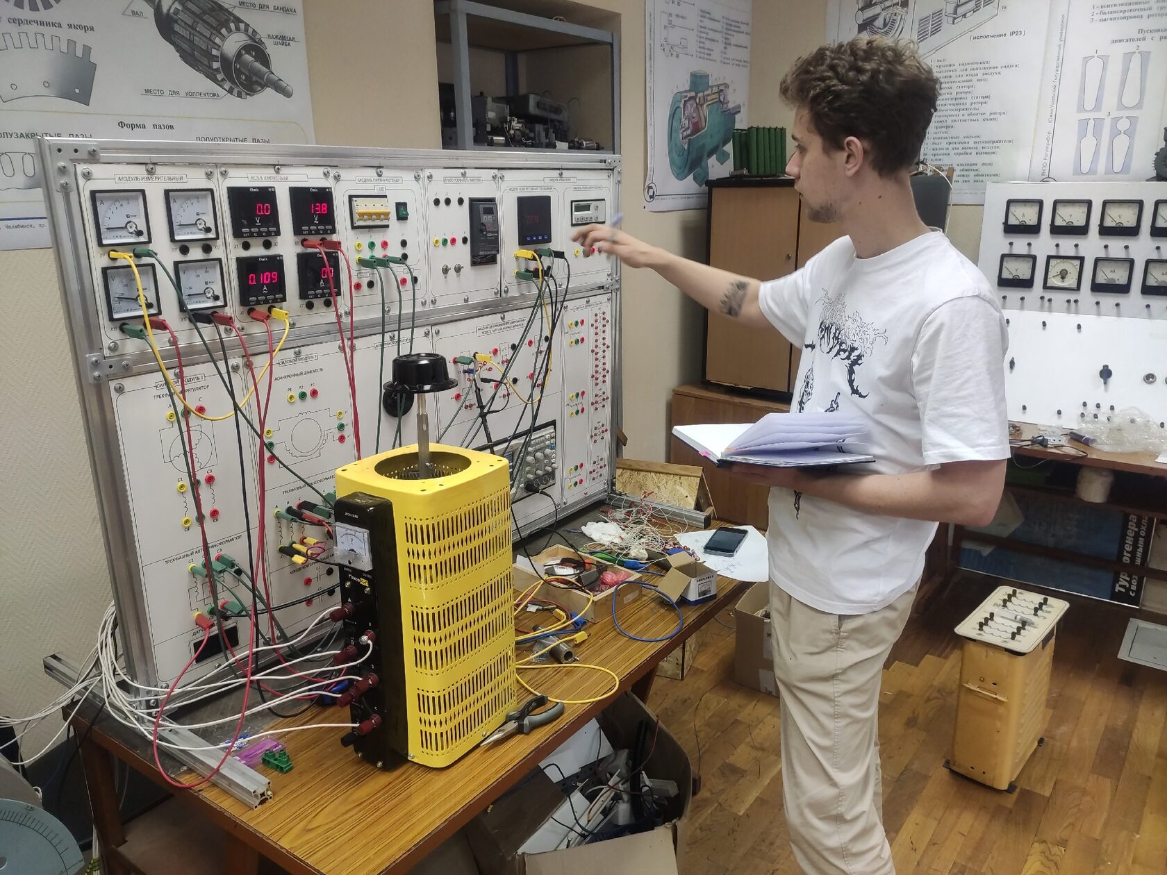 Студент у стенда 1